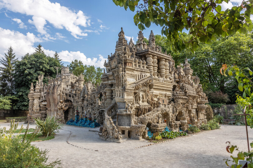 L'incroyable palais de Ferdinand Cheval se situe à Hauterives dans la Drôme.